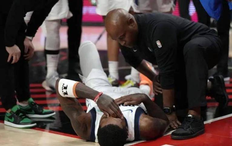  欧文和小球迷合照 