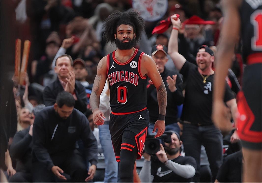  浓眉哥回归赛场，败北首场状态亮眼，勇士观众沸腾！